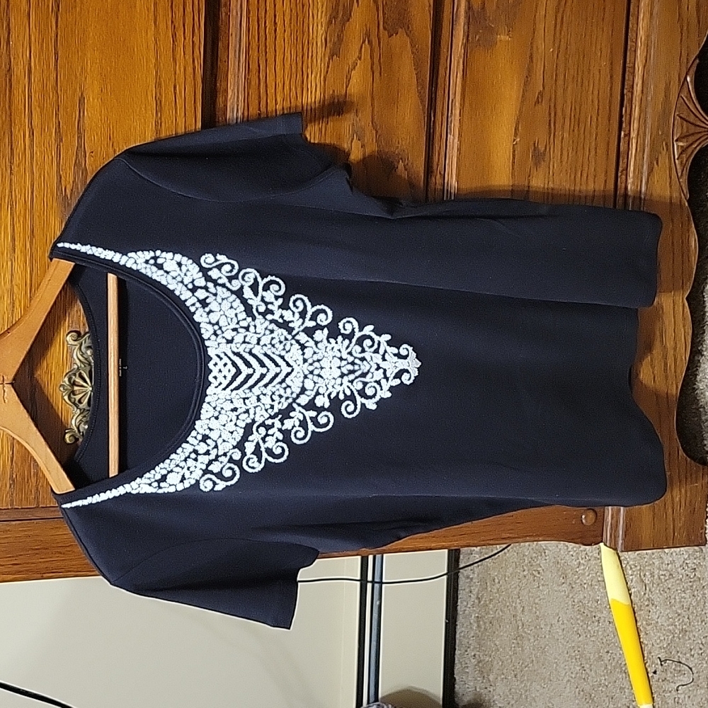 Laura Scott beautiful embellished Tee. Black/white. Sz L
